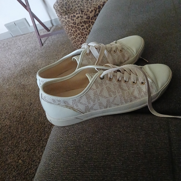 Micheal Kors Stylish Cream Lace-Up Sneakers - Picture 1 of 3